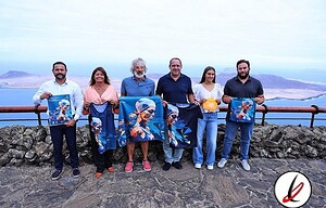 Niños y adultos sosteniendo temazcales con el océano y volcanes de Lanzarote de fondo, durante un evento cultural en un mirador con vista panorámica.