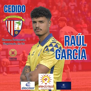 Cedido Raúl García con la camiseta del San Bartolomé C.F. en un campo de fútbol, en un cartel promocional de su fichaje para la tercera federación en la temporada 25/26.