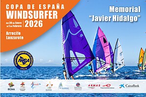 1. Espectadores practicando windsurf en el mar con velas coloridas durante la competición en Lanzarote, en un día soleado con cielo despejado.