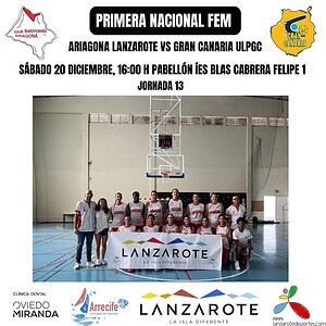 Lanzarote femenino jugando al baloncesto en una cancha cubierta con un equipo completo y el logo del club en la pancarta.