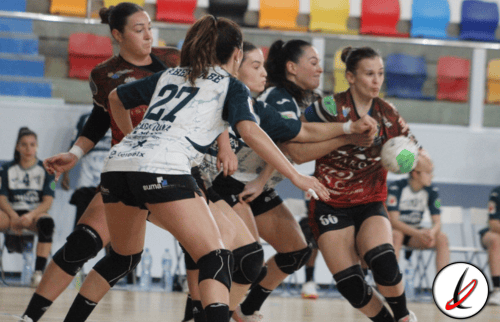 1. Jugadoras de voleibol en acción en una cancha cubierta, disputando el balón durante un partido femenino en Lanzarote deportiva.