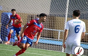1. Jugador de fútbol celebrando un gol en un partido, con estadio y portería de fondo, vistiendo camiseta roja y azul.