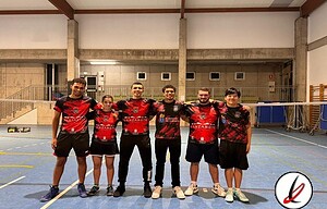Jugadores de Lanzarote Deportiva en una cancha cubierta, vistiendo camiseta deportiva roja y negra, posando juntos para una foto de equipo en un gimnasio o pabellón deportivo.