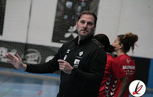 Entrenador de fútbol sala en pista con jugadoras en el fondo, durante un partido o entrenamiento en Navarro Deportes, Lanzarote.
