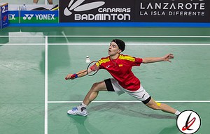Luchador de bádminton en acción en la cancha, con ropa deportiva y raqueta en mano, en un partido en Lanzarote.