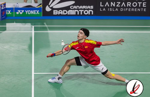 Luchador de bádminton en acción en la cancha, con ropa deportiva y raqueta en mano, en un partido en Lanzarote.