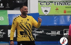 1. Jugador de fútbol celebrando en el campo, viste camiseta amarilla con detalles negros, en un estadio con publicidad y logotipos deportivos de fondo.