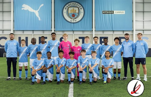 Jugadores jóvenes del equipo de fútbol del Manchester City en un partido en el estadio.