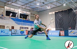 Atletismo en gimnasio cubierto, jugador con raqueta en acción durante partido de bádminton en LanzaroteDeportiva.