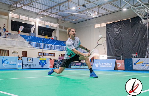Atletismo en gimnasio cubierto, jugador con raqueta en acción durante partido de bádminton en LanzaroteDeportiva.