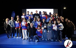 Atletas jóvenes con uniformes de competición en un escenario, recibiendo premios en un evento deportivo de Lanzarote.