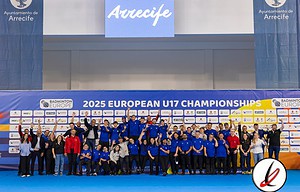 Jugadores y oficiales del equipo juvenil de bádminton en el podio de los Campeonatos de Europa U17 2025 en Arrecife, celebrando su logro en una ceremonia oficial en un entorno deportivo.
