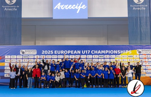 Jugadores y oficiales del equipo juvenil de bádminton en el podio de los Campeonatos de Europa U17 2025 en Arrecife, celebrando su logro en una ceremonia oficial en un entorno deportivo.