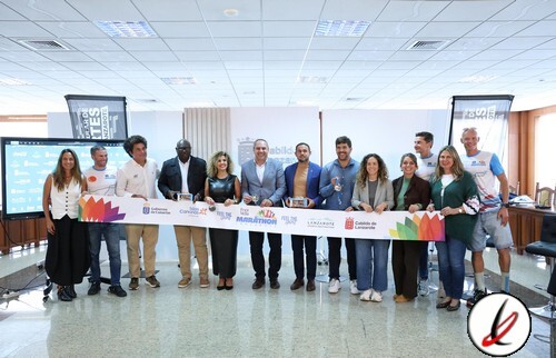 1. Grupo de personas en una sala moderna, algunos sosteniendo una cinta para inaugurar un evento, con pantallas y mesas en el fondo, en un acto oficial.
