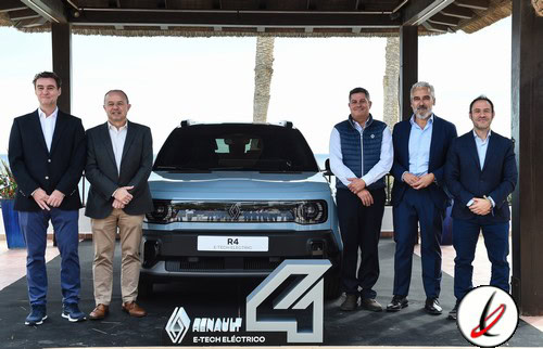 1. Cinco hombres con trajes y ropa formal posando junto a un coche eléctrico Renault R4 bajo un dosel de madera en Lanzarote Deportivo.