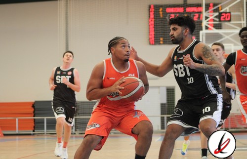 1. Jugadora de baloncesto en acción durante un partido en, Lanzarote Deportiva.