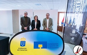 1. Imagen de tres personas en una mesa con logotipos del Gobierno de Canarias y la Federación Canaria de Baloncesto, en un entorno de oficina moderna.