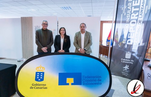 1. Imagen de tres personas en una mesa con logotipos del Gobierno de Canarias y la Federación Canaria de Baloncesto, en un entorno de oficina moderna.