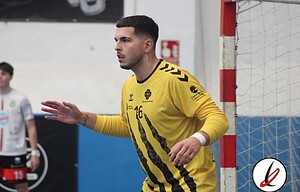 1. Portero con camiseta amarilla en una cancha de fútbol, cerca de la portería.