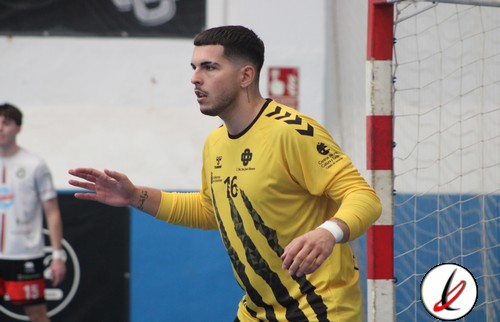 1. Portero con camiseta amarilla en una cancha de fútbol, cerca de la portería.