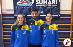 Entrenador de karate con dos jóvenes deportistas en el gimnasio del club Suharti en Lanzarote.