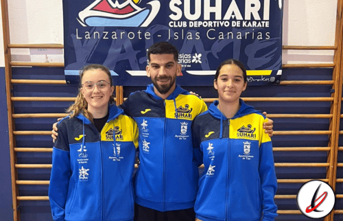 Entrenador de karate con dos jóvenes deportistas en el gimnasio del club Suharti en Lanzarote.