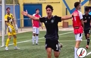 - Jugador de fútbol celebrando en el campo con los brazos extendidos en un partido en Lanzarote.