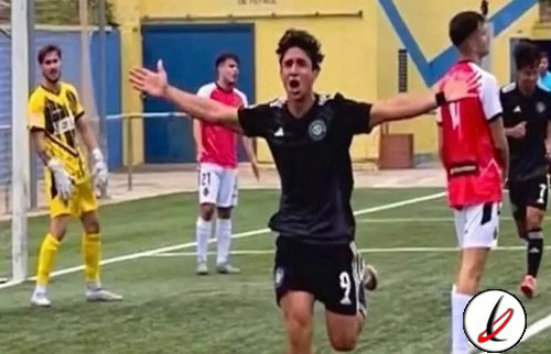 - Jugador de fútbol celebrando en el campo con los brazos extendidos en un partido en Lanzarote.