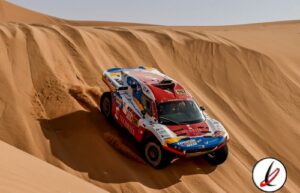 Un coche de rally en dune de arena en Lanzarote durante una competición off-road.