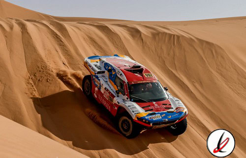 Un coche de rally en dune de arena en Lanzarote durante una competición off-road.