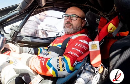 Piloto de carreras en coche de carreras en la cabina, listo para la competencia, con casco y equipo de seguridad, en un entorno de pista de velocidad.