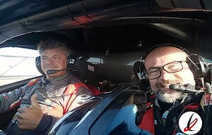 1. Pilotos de carreras en la cabina de un coche de competición, ambos con cascos y micrófonos, preparados para la carrera en Lanzarote.