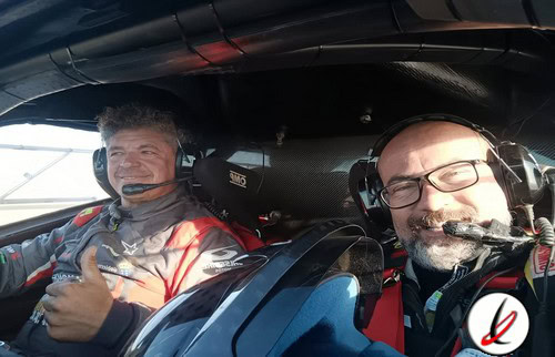 1. Pilotos de carreras en la cabina de un coche de competición, ambos con cascos y micrófonos, preparados para la carrera en Lanzarote.