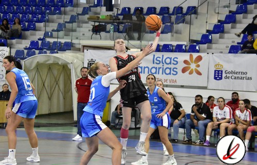 1. Jugadora de baloncesto en acción lanzando la pelota hacia la canasta en un partido femenino.