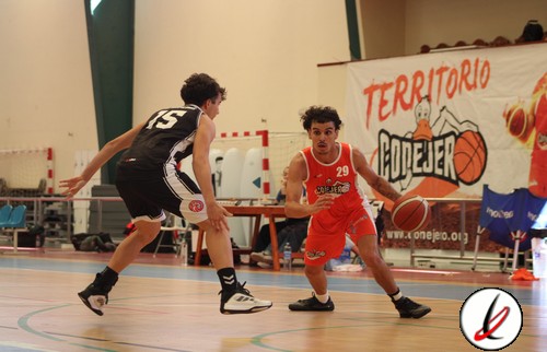 1. Jugadores de baloncesto en un partido juvenil, uno en defensa y otro en ataque, en un gimnasio de Lanzarote, durante un encuentro deportivo de cantera.