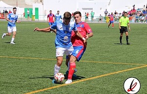Láminas de jugadores de fútbol en acción durante un partido en Lanzarote, con jugadores en uniforme azul y rojo, en un campo de césped natural, con público en las gradas y árbitros en el fondo.