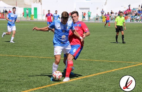 Láminas de jugadores de fútbol en acción durante un partido en Lanzarote, con jugadores en uniforme azul y rojo, en un campo de césped natural, con público en las gradas y árbitros en el fondo.