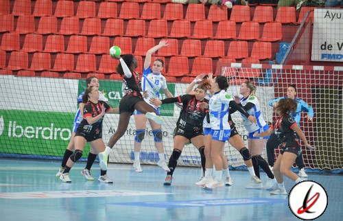 1. Jugadoras de balonmano en acción durante un partido en un recinto cubierto con audiencia.