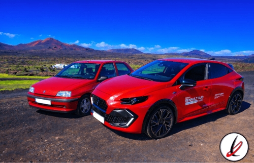 Renault Clio y Renault Megane RS en un paisaje volcánico de Lanzarote, con montañas y cielo azul en el fondo, mostrando autos deportivos y compactos en un entorno natural.