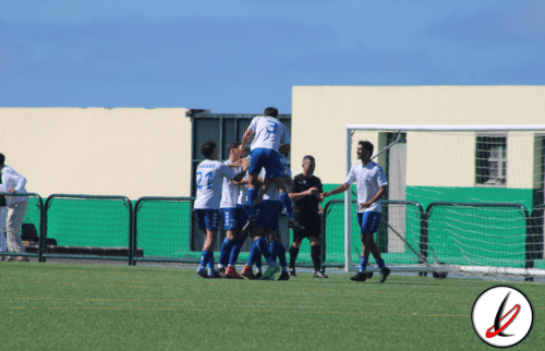Jugadores celebrando un gol en un partido de fútbol en Lanzarote.