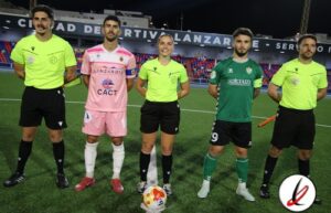 Árbitros y jugadores de fútbol en el campo antes del inicio del partido en Lanzarote.