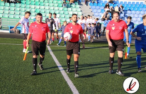 Árbitros de fútbol caminando en el campo antes del inicio del partido en Lanzarote.