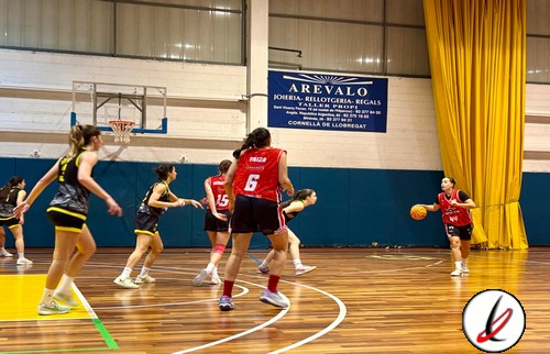 Baloncesto femenino en pista cubierta con jugadoras en acción durante un partido.
