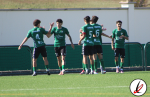 Jugadores de fútbol en un campo de césped durante un entrenamiento o partido en Lanzarote.