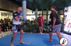 Luchadores de artes marciales en un combate de exhibición en un evento público en Lanzarote.