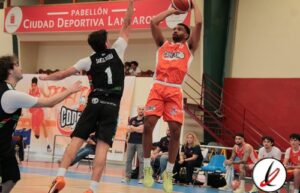 Jugador de baloncesto en acción lanzando el balón hacia la canasta en un partido en el Pabellón Ciudad Deportiva Lanzarote.