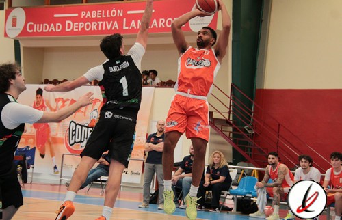 Jugador de baloncesto en acción lanzando el balón hacia la canasta en un partido en el Pabellón Ciudad Deportiva Lanzarote.