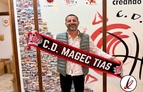 C.D. Magec Tías fanático con bufanda del equipo en un evento indoor.