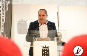 El alcalde de Lanzarote hablando en un acto oficial en un podio con el escudo del ayuntamiento.