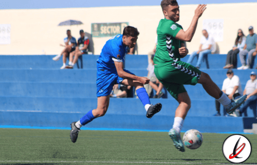Línea 1: Jugadores de fútbol en acción durante un partido en un campo al aire libre con espectadores en las gradas.